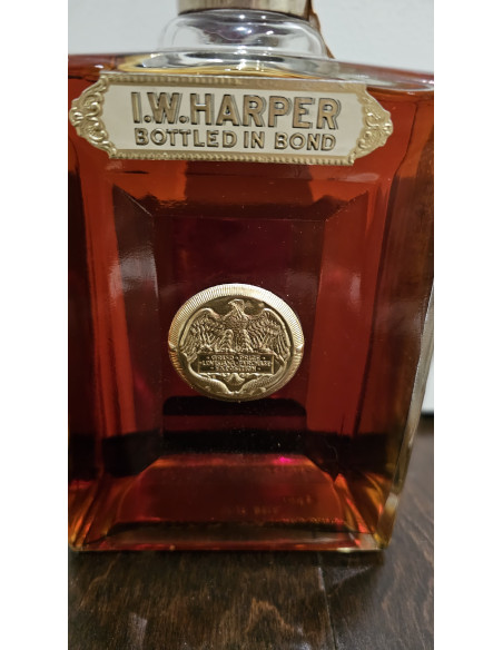 I.W. Harper Medaillon Glass Decanter Bottled in Bond Fall 1955 Fall 1960 012