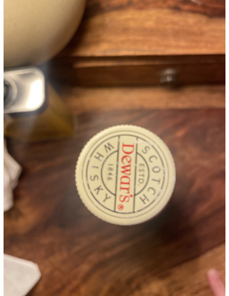 Dewars White Label Scotch Whiskey  Dewar's White Label Blended Scotch Whisky 1990s 013