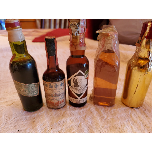 Moscatel,,  kirsebaer liquor, Black & White, Johnnie Walker, Pineapple Sloppy Joes Moscatel Tres Coronas Oscuro Fabrica de Cava Madrileña Miniature 1950s.2