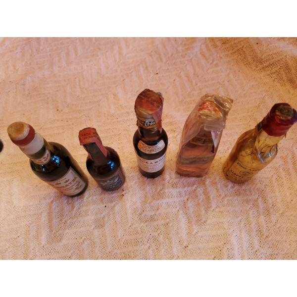 Moscatel,,  kirsebaer liquor, Black & White, Johnnie Walker, Pineapple Sloppy Joes Moscatel Tres Coronas Oscuro Fabrica de Cava Madrileña Miniature 1950s.4