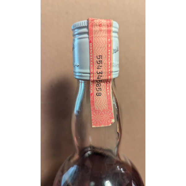 John Dewar\'s and Sons White Label.3