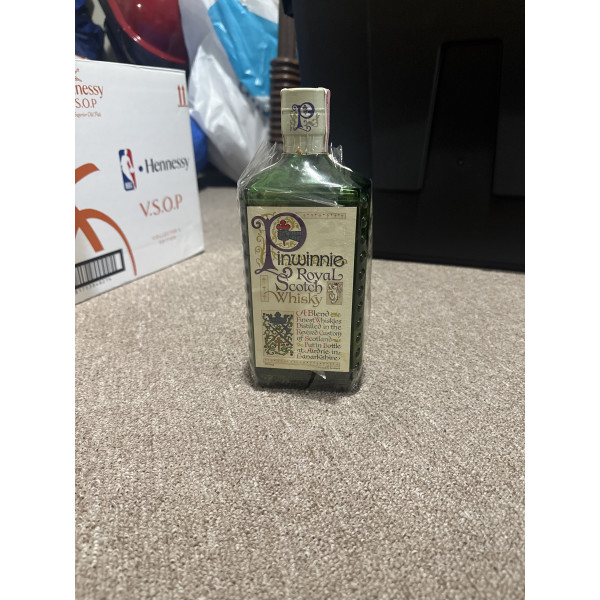 Pinwinne Pinwinnie Royal Blended Scotch Whisky 4/5 Quart 1970s.1