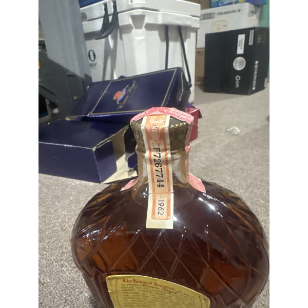 Crown royal Seagram's Crown Royal Fine De Luxe Blended Canadian Whisky 1962.3