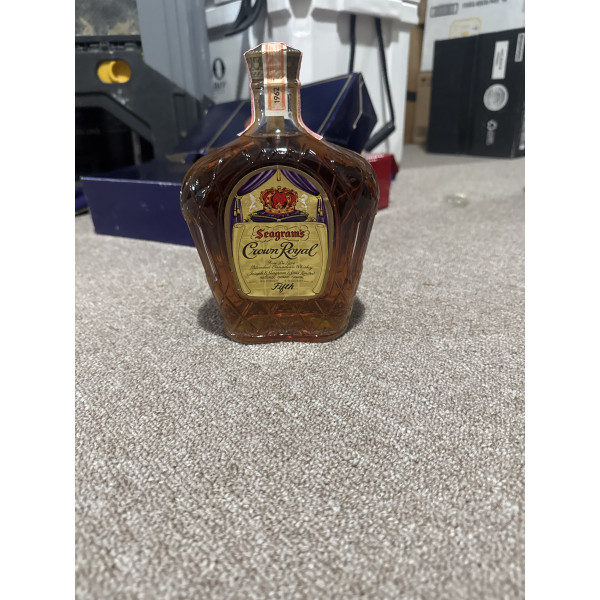 Crown royal Seagram's Crown Royal Fine De Luxe Blended Canadian Whisky 1962.1