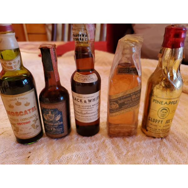 Moscatel,,  kirsebaer liquor, Black & White, Johnnie Walker, Pineapple Sloppy Joes Moscatel Tres Coronas Oscuro Fabrica de Cava Madrileña Miniature 1950s.5