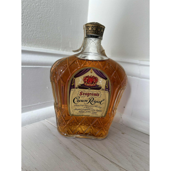 Seagram\'s Seagram's Crown Royal Rare Old Canadian Whisky 25oz 1970s.1