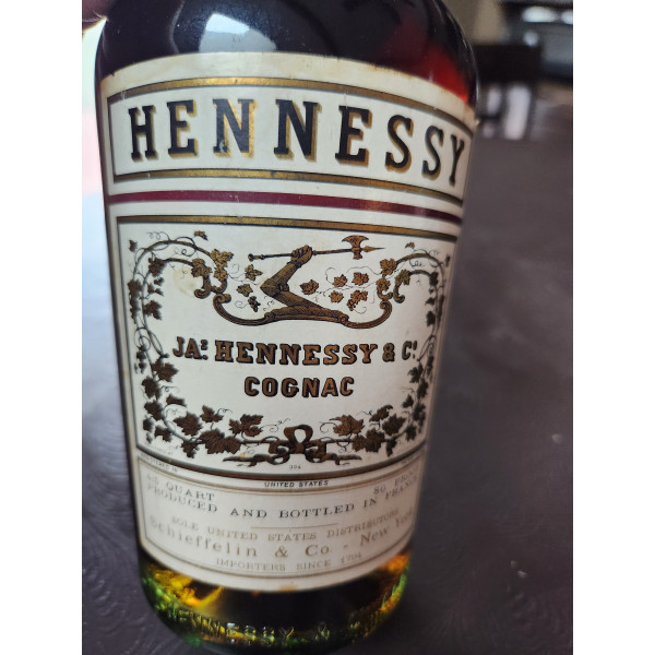 Hennessy Cognac Bars arme.5