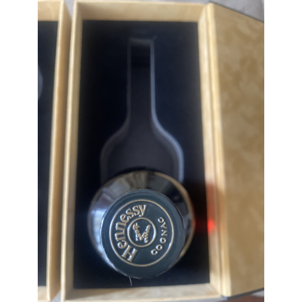 Hennessy Cognac VS In honor of 44th President with 2 glasses.4