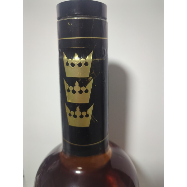 Triple Crown black velvet  Triple Crown Canadian Whisky 750ml (Gilbey Canada).3