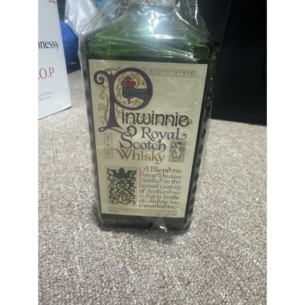 Pinwinne Pinwinnie Royal Blended Scotch Whisky 4/5 Quart 1970s.5