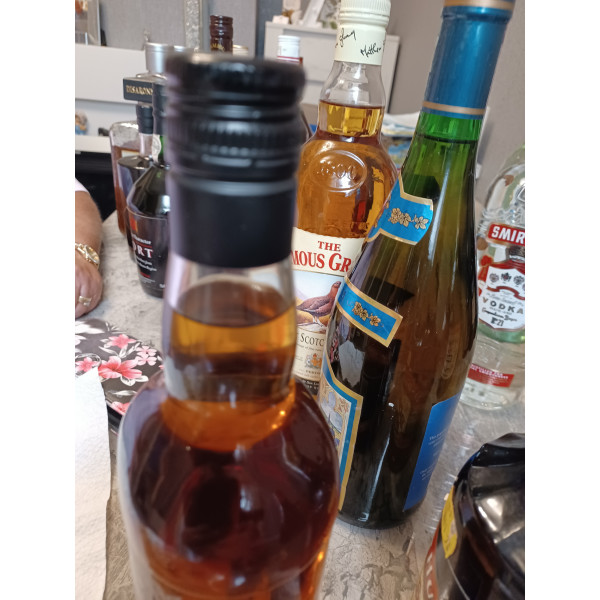 Whole Hog Whole Hog Premium Gold Rum 70cl 1980s.3