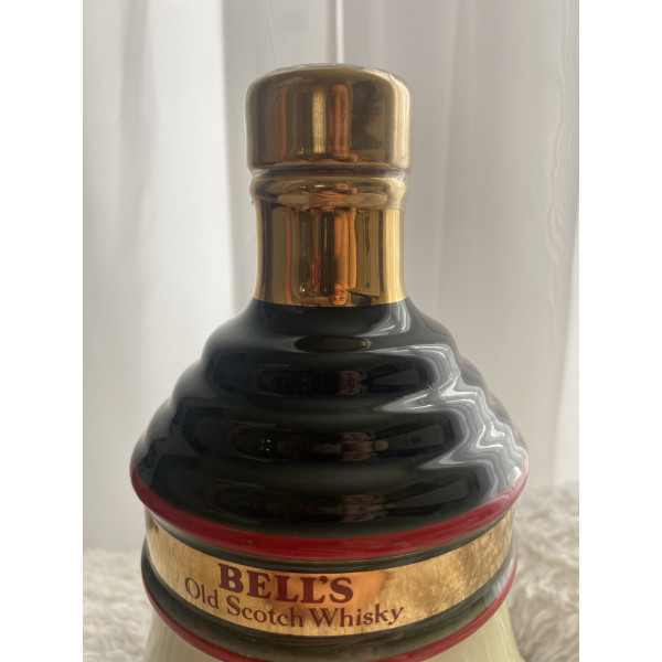 Bell’s old scotch whiskey Bell's Old Scotch Whisky Christmas 1991 Decanter.3