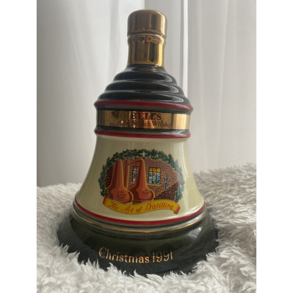 Bell’s old scotch whiskey Bell's Old Scotch Whisky Christmas 1991 Decanter.5