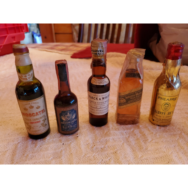 Moscatel,,  kirsebaer liquor, Black & White, Johnnie Walker, Pineapple Sloppy Joes Moscatel Tres Coronas Oscuro Fabrica de Cava Madrileña Miniature 1950s.1