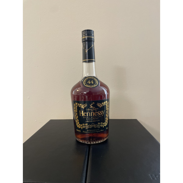 Hennessy Cognac VS In honor of 44th President with 2 glasses.1