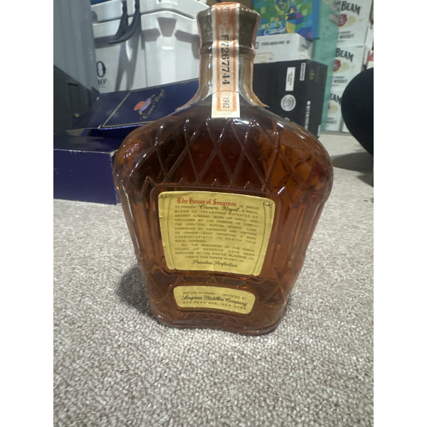 Crown royal Seagram's Crown Royal Fine De Luxe Blended Canadian Whisky 1962.2