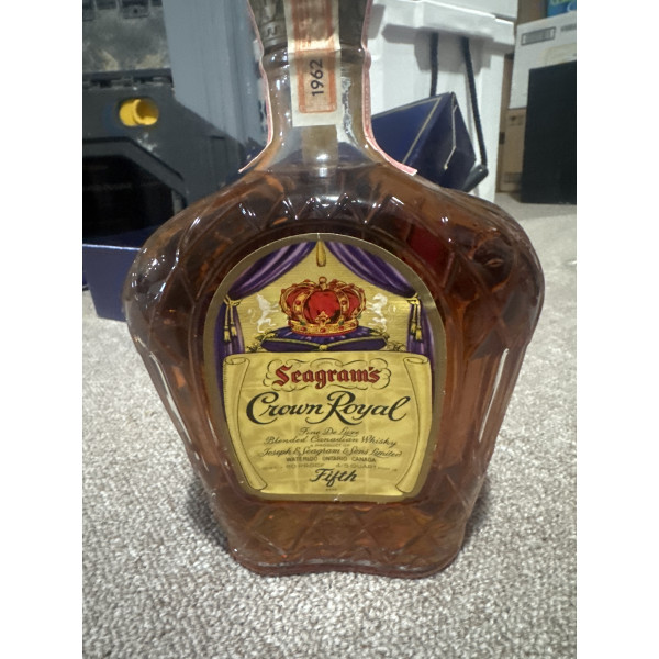 Crown royal Seagram's Crown Royal Fine De Luxe Blended Canadian Whisky 1962.5