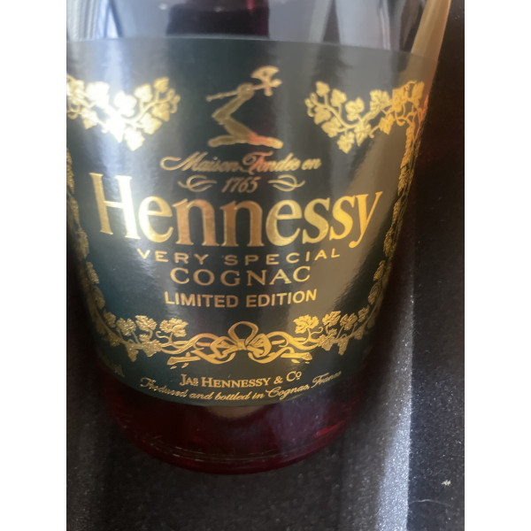 Hennessy Cognac VS In honor of 44th President with 2 glasses.5